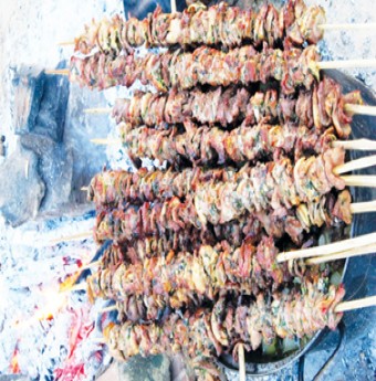 Thưởng thức bò nướng lụi vùng cao