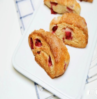 Bánh mì dâu tây nướng