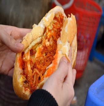 Thưởng thức bánh mì bò khô siêu rẻ ở phố Nguyễn Quý Đức
