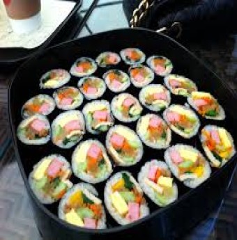 Thưởng thức kimbap ở phố Trần Quốc Hoàn 