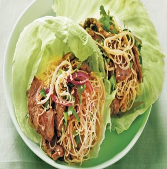Ngày bão làm mì bò trộn vừng kiểu Hàn 