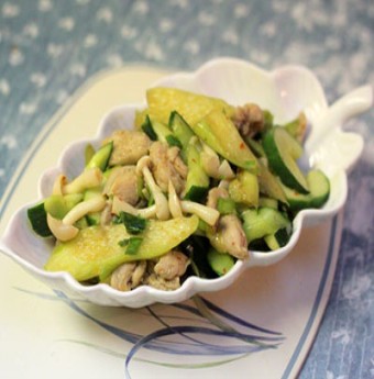 Gà xào nấm dưa chuột