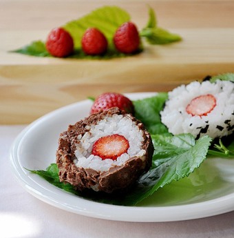 Ấn tượng với cơm viên dâu tây bọc socola