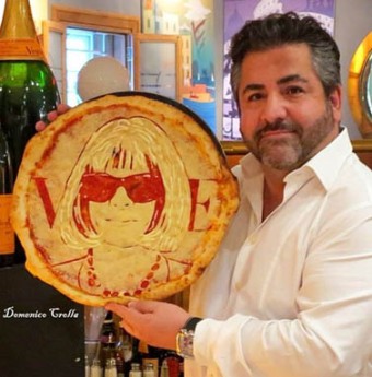 Vẽ chân dung người nổi tiếng lên pizza