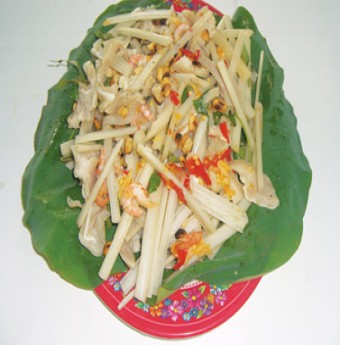 Trắng ngần nộm ngó sen