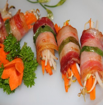 Thịt hun khói cuộn giá chiên vàng