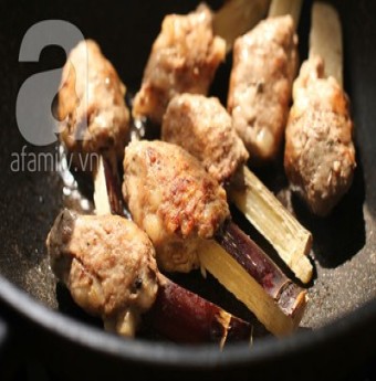 Tuyệt chiêu làm chả bò quấn mía thơm ngon bất ngờ!