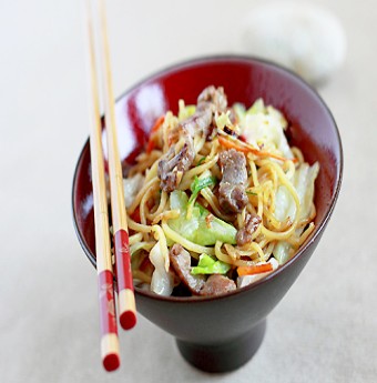 Mì Yakisoba trên đường phố Nhật Bản