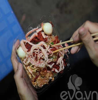 Thưởng thức bánh tráng trộn ở phố Hàng Trống