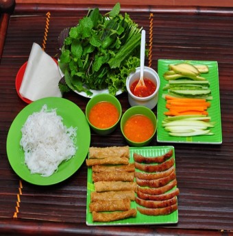 Nem nướng và lẩu gà cực ngon phố Cửa Bắc