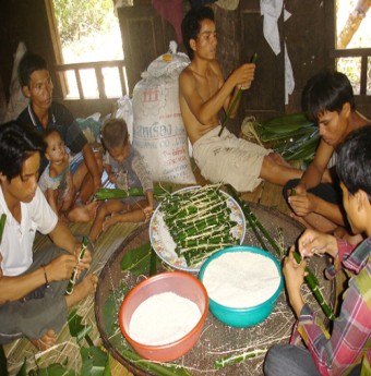 Về Quảng Trị ăn bánh beng của người Pa kô, Vân Kiều