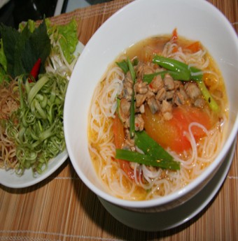 Lạ miệng với bún hến nước lèo