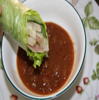Bánh tráng cuốn tai heo ngâm chua ngọt