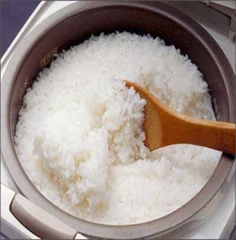 Mẹo hay bảo quản cơm nguội tránh bị thiu trong ngày hè 