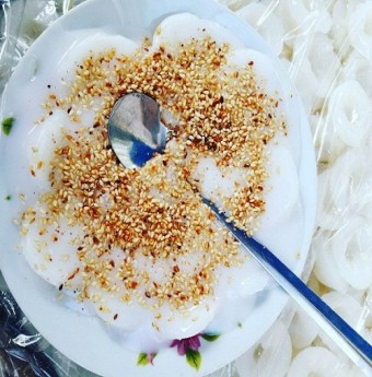 Gánh bánh bèo ngọt lúc nào cũng đông khách ở Nha Trang