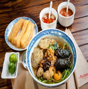 Khám phá nhà hàng bánh đa "bay" tại Hà Nội