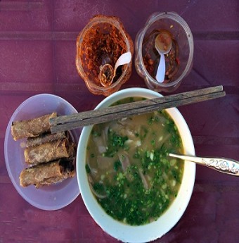 Thưởng thức bánh canh Đồng Hới
