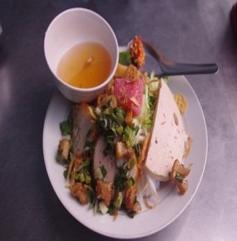 Thưởng thức bánh ướt tóp mỡ ở quận Bình Thạnh