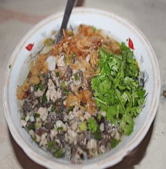 Ngày mưa đi ăn bánh đúc nóng