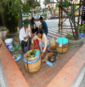 Đến phố Hội ăn bánh cuốn thịt nướng 