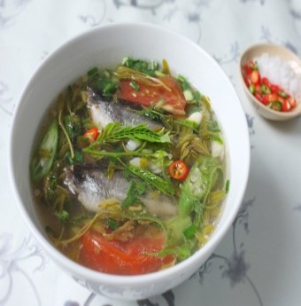 Canh chua cá chốt nấu lá me non ngon miễn bàn