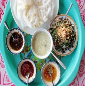 Về Hội An ăn bánh đập hến xào