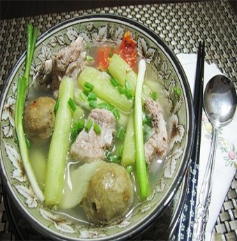 Nhớ canh xương dọc mùng nấu sấu chua của mẹ