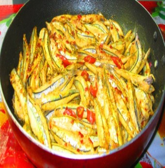 Cá cơm kho rim ngày mưa lạnh