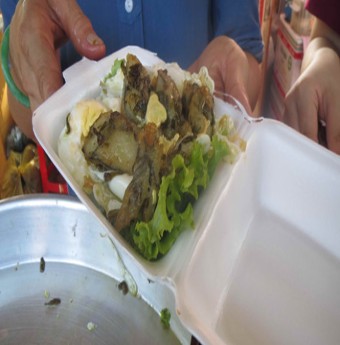 Thưởng thức bánh hẹ Tân Châu