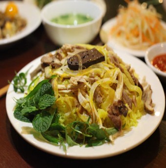 Thưởng thức cơm gà Bà Buội Hội An giữa lòng Hà Nội