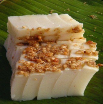Thưởng thức bánh đúc hến của người xứ Nghệ