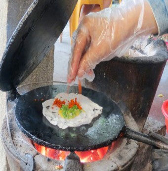 Ăn vặt bên bờ sông Hương "bánh ép"