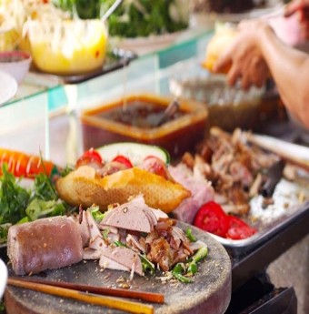 Đến phố Hội đừng quên thưởng thức những món bánh mì 