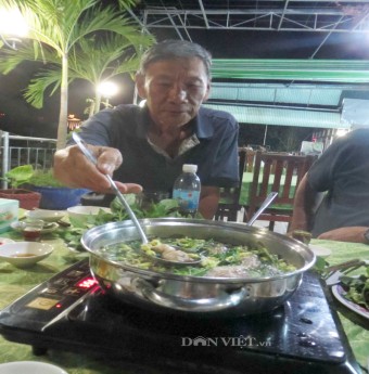 Thưởng thức lẩu cá tra nấu với trái quách