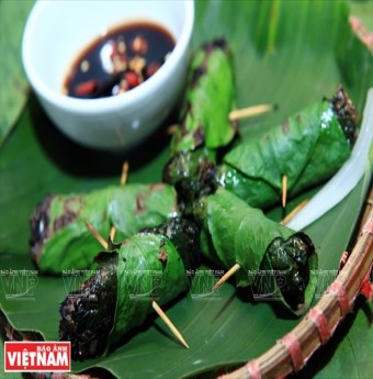 Chả trâu cuốn lá bưởi nướng - đặc sản ẩm thực Hòa Bình