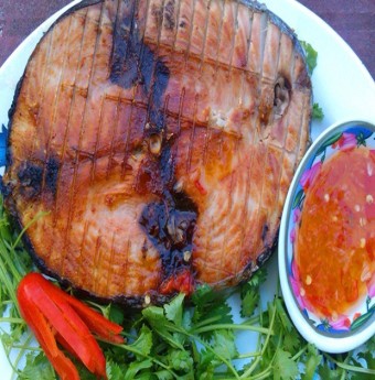 Thưởng thức cá bò gù nướng