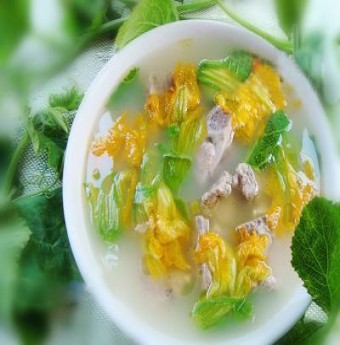  Lạ mắt lạ miệng: Canh sườn hoa bí