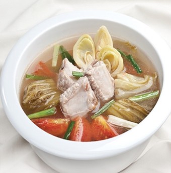 Bữa trưa với cá rán và canh dưa