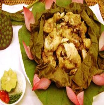 Cơm gà hấp sò điệp gói lá sen
