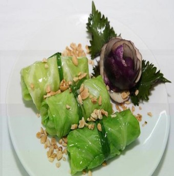 Bắp cải cuộn thịt xốt cà chua