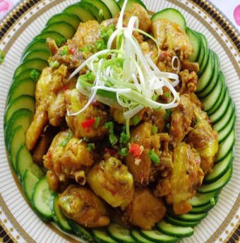 Cay thơm gà xào sả ớt