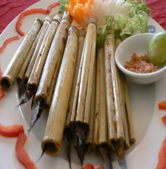Thưởng thức cá kèo nướng ống sậy