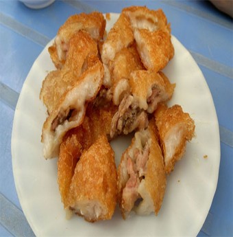 Thưởng thức bánh áp chao Cao Bằng