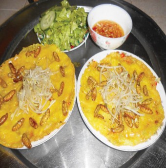 Độc đáo bánh xèo nhộng tằm
