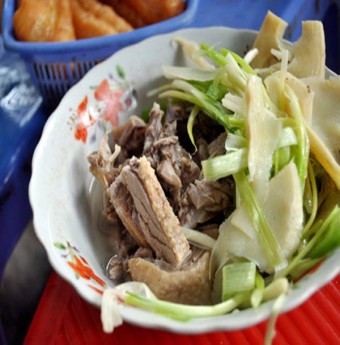 Thưởng thức miến ngan trộn vỉa hè