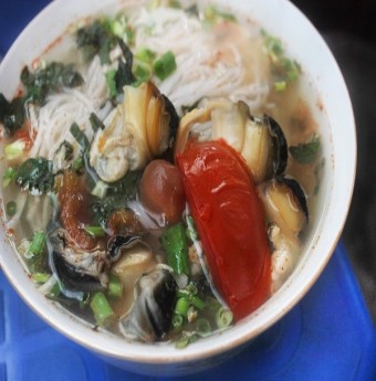 Đến ngõ Nhà Chung ăn bún ốc hơn 20 năm tuổi