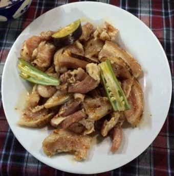 Hấp dẫn món heo tộc nướng ngói 