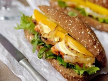 Bánh sandwich gà xốt xoài