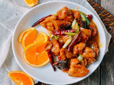 Món gà chiên sốt cam, nghe thì lạ mà ăn phê không tưởng
