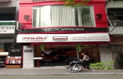  D' Nyonya